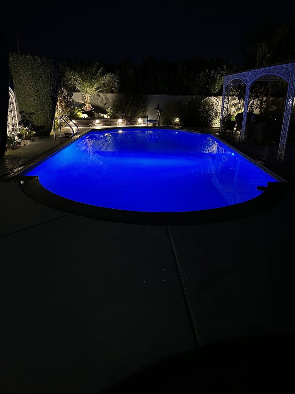 Amazing blue water pool quiet spacious house 