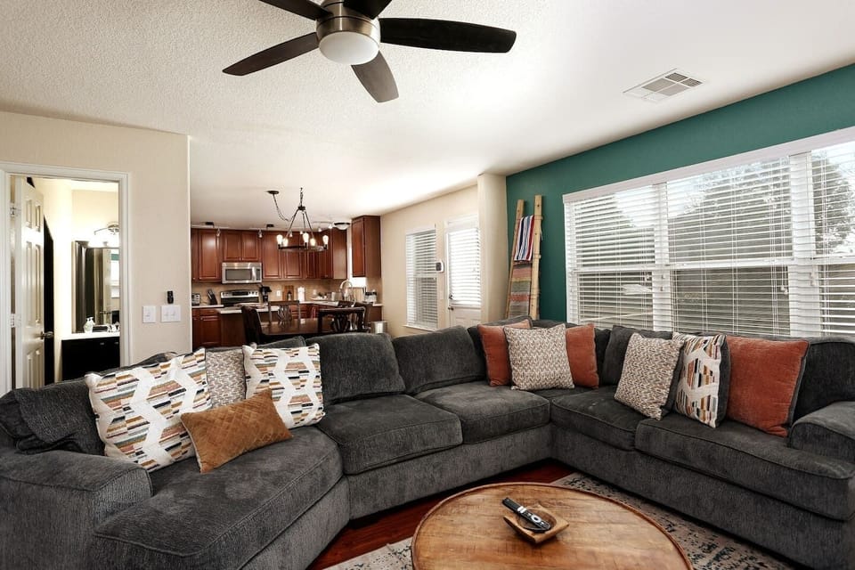 This sumptuous couch is incredibly comfortable! With plenty of room for the whole group to spread out and relax, you’re all set for a family movie night in this luxurious home theater. So grab some snacks and sprawl out; it’s going to be great!