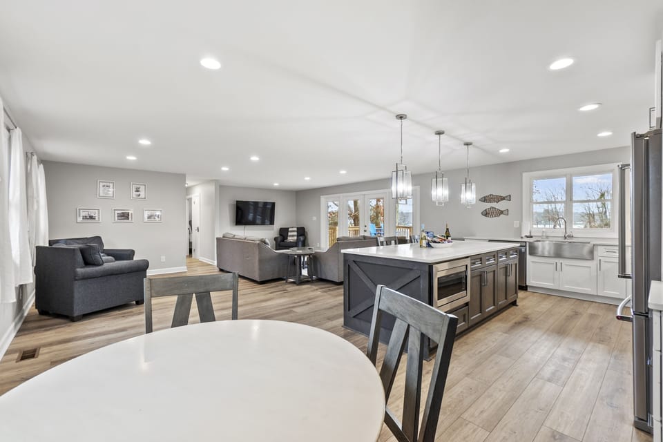 Open floor plan between kitchen and family room