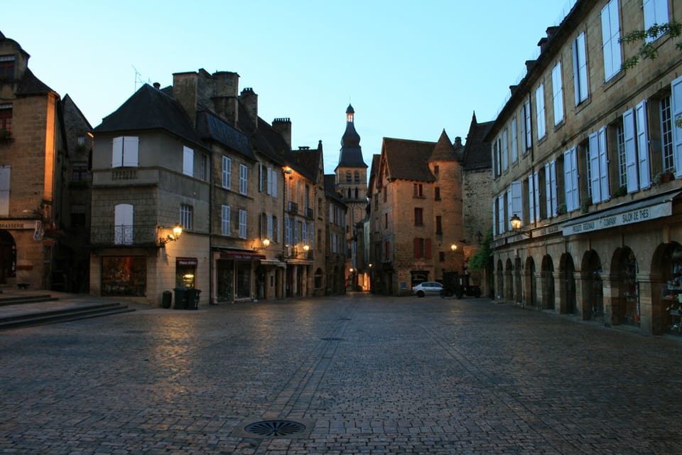 Walk to the main square of Sarlat