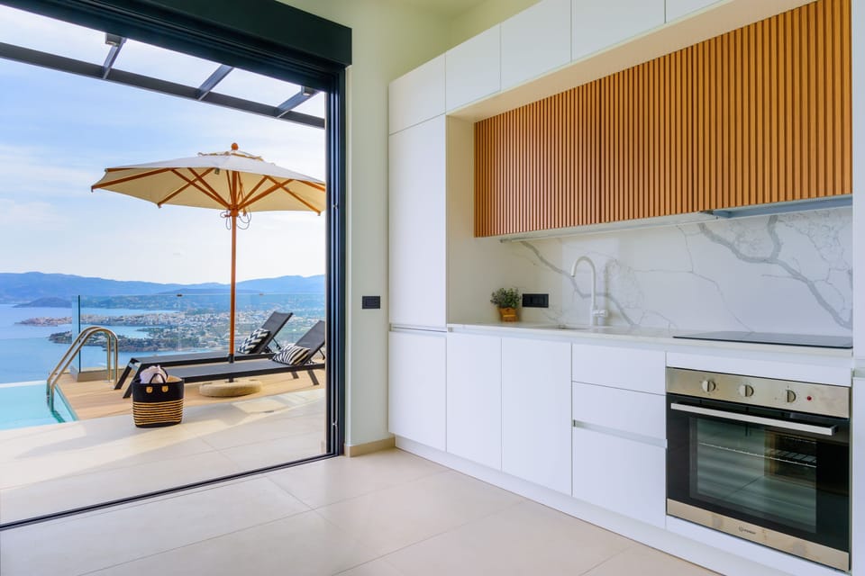 The fully equipped kitchen ensures that guests have all the essentials needed for meal preparation.