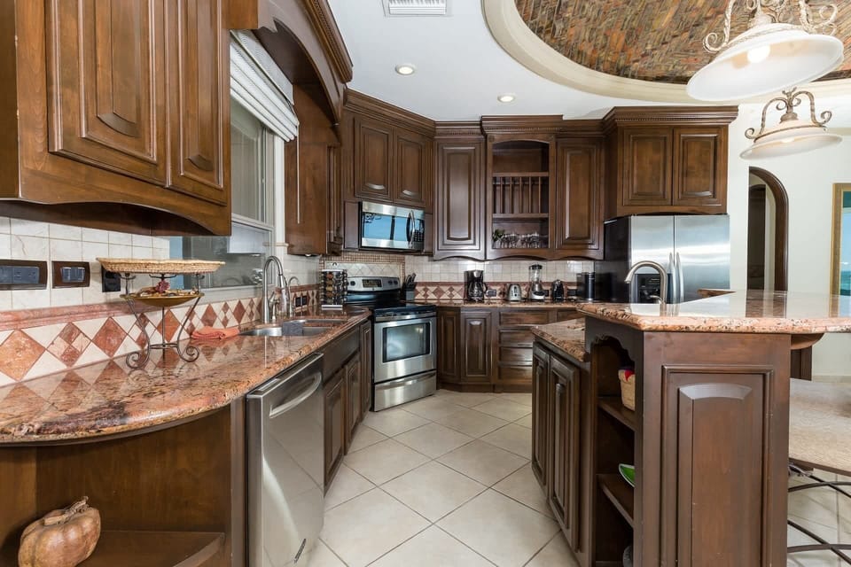 High end kitchen w/ nice appliances