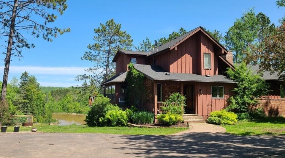 Family-friendly riverfront retreat & firepit - Lester River access, private pond, hiking trails & outdoor playhouse
