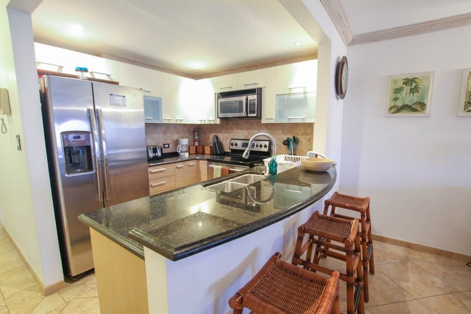 Fully outfitted kitchen with breakfast bar