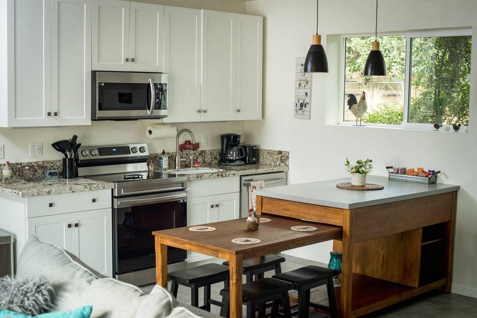 Full Kitchen with Stove/Oven, Microwave, Dishwasher, Coffee Maker w/coffee, Toaster & Snacks