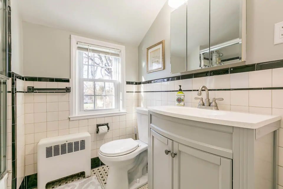 Full Bathroom on bedroom level. Tub/shower combo.
