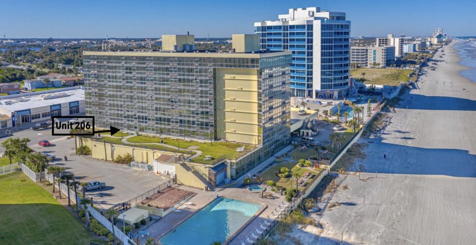 Unit 206 : walk out to the courtyard overlooking the beach and pool