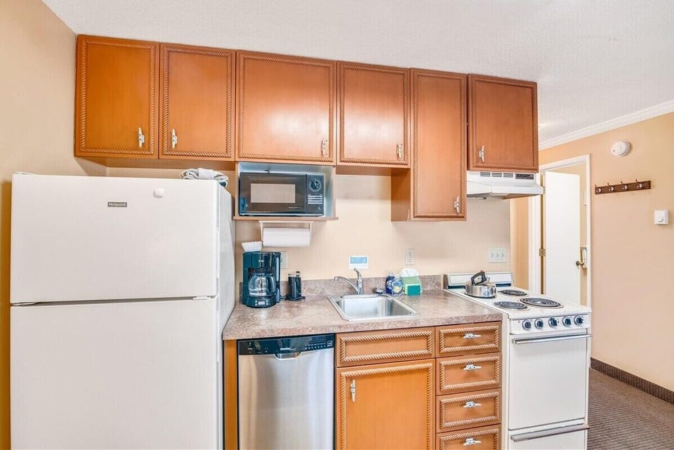Kitchenette at Sandcastle 606