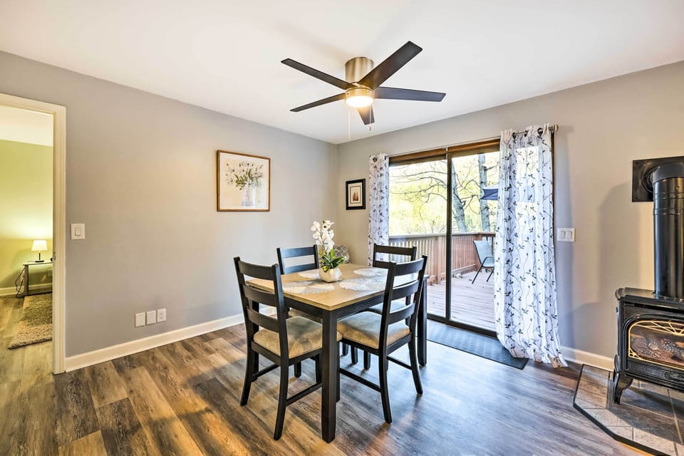 Dining Area | Dishware & Flatware Provided
