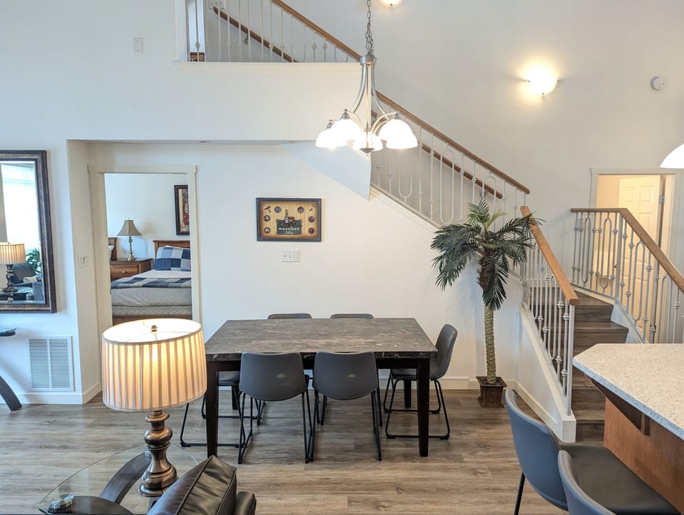 Another overview into the dining area
