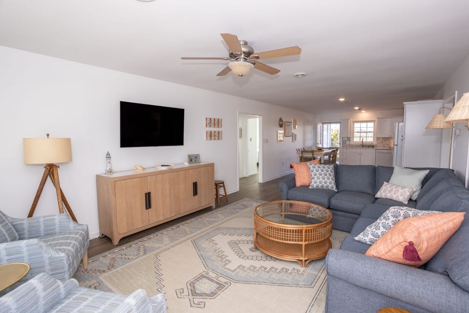 Spacious living room with plenty of seating and 55" TV! 