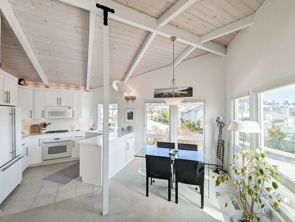 kitchen/dining area