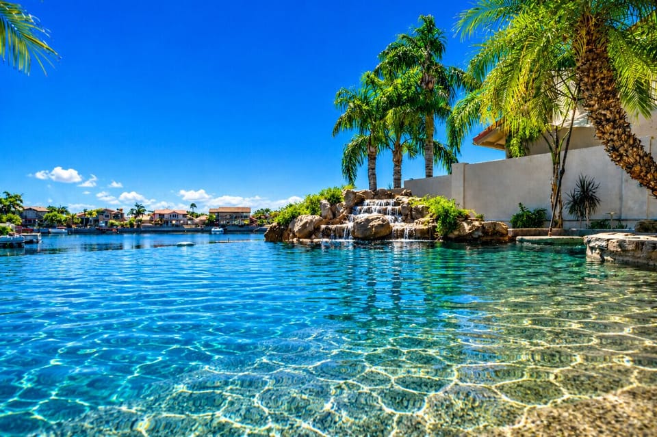 Water feature, great locaton for Golfers, close by many golf courses