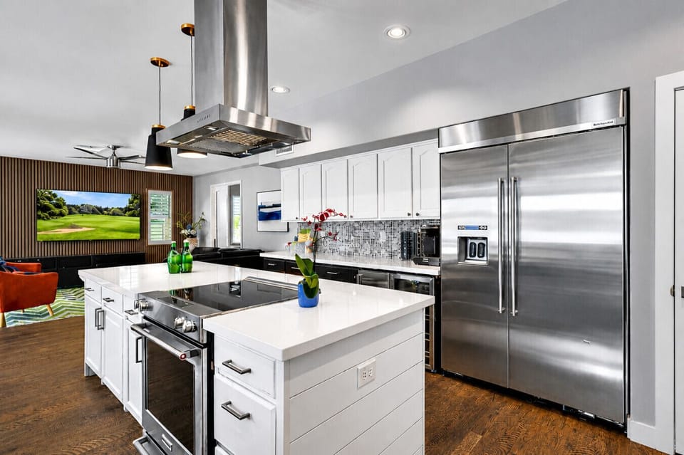 Amazing kitchen fully stocked, free coffee, microwave, ice maker, wine frig, 2 dining areas