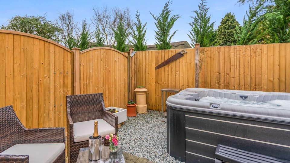 Hot Tub, The Thatch House, Bolthole Retreats
