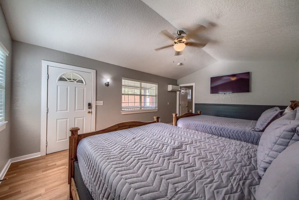 2 Queen Size Beds with a Smart TV.
