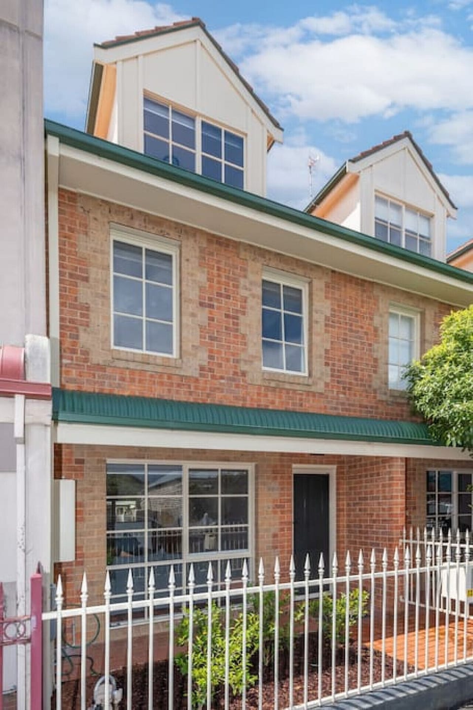 Three story terrace house in the heart of Brunswick with city views. It`s easy to park the car and walk to cafe`s or catch public transport to local events.