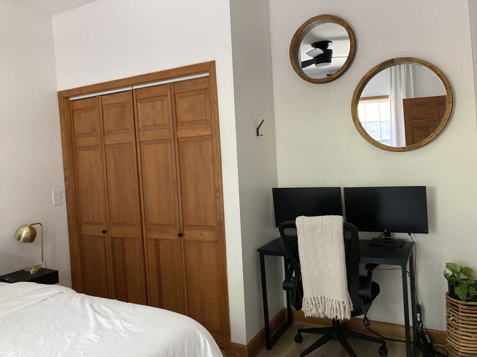 Bedroom 1. Docking station,easy connection to your laptop. Wireless printer.
