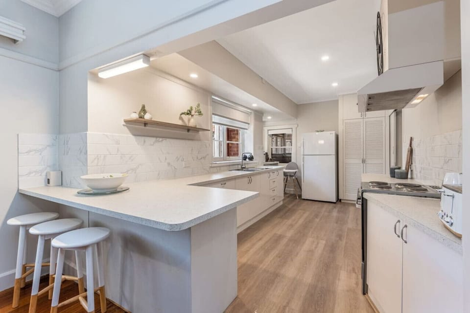 Kitchen breakfast bar.