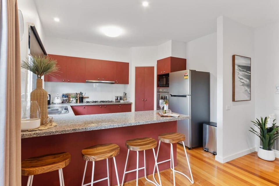 Breakfast bar/bench with 4 comfy stools