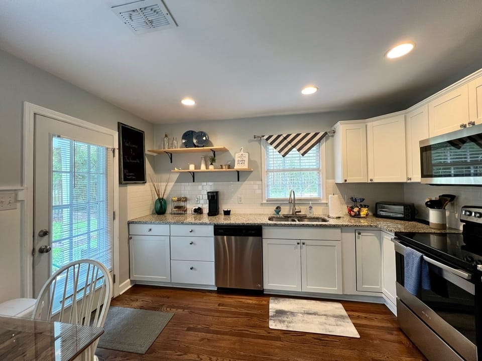Kitchen & Dining Area