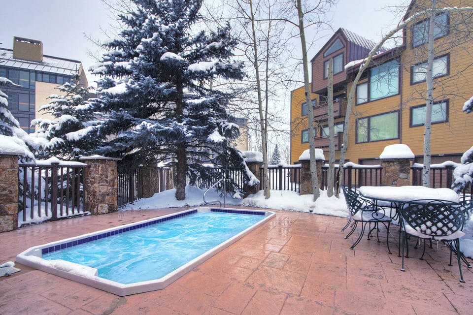 Nice outdoor, communal hot tub.