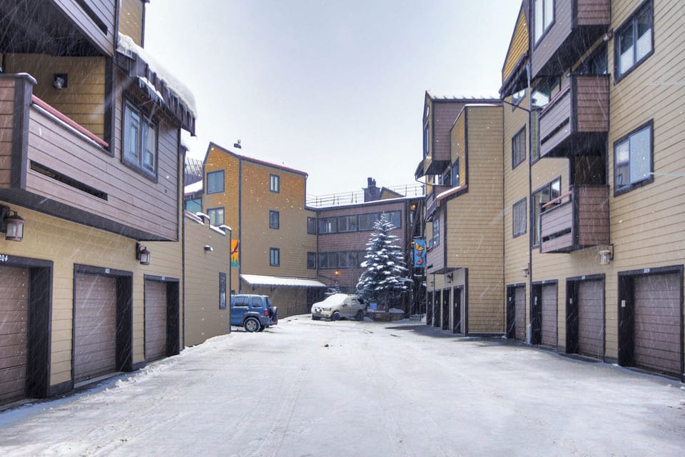 This unit offers 1 outdoor parking spot on a first come, first serve basis.