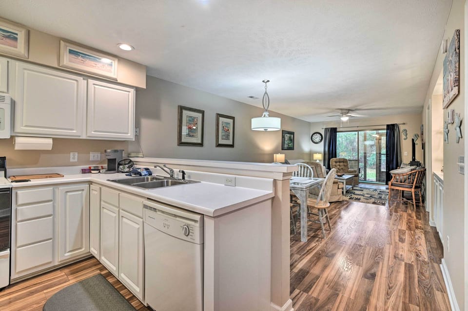 Kitchen | Cooking Basics | Coffee Maker | Paper Towels/Trash Bags Provided