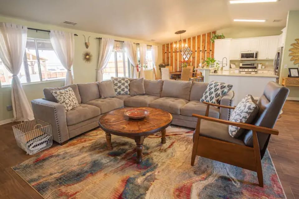 Extremely Comfortable Sectional - Perfect for a late afternoon nap