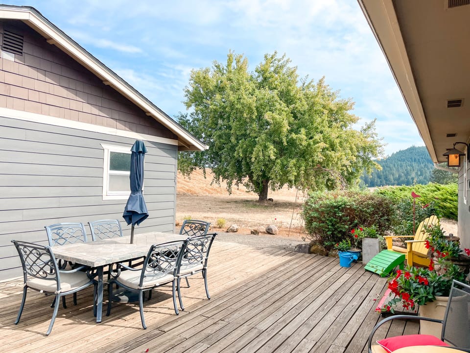 Deck/patio outdoor dining