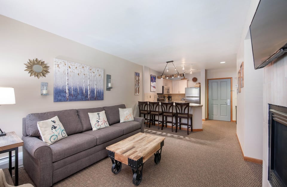 Home Decor, Furniture, Indoors, Living Room, Table