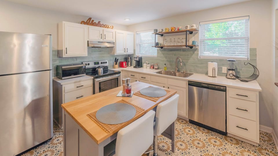 Hive eat in kitchen with island and loads of amenities