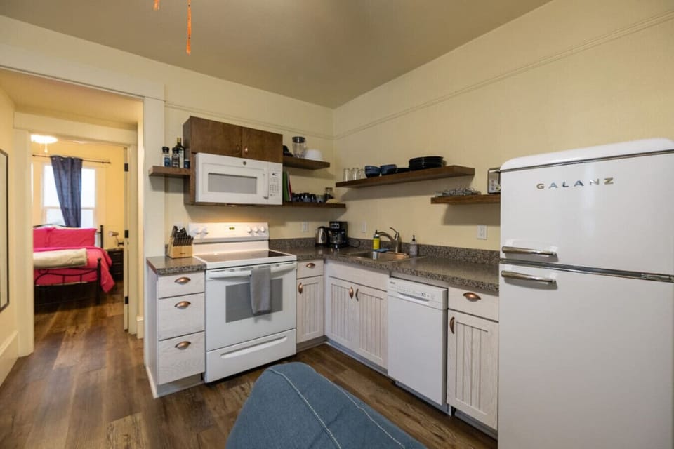 Full Kitchen & Cooking Utensils