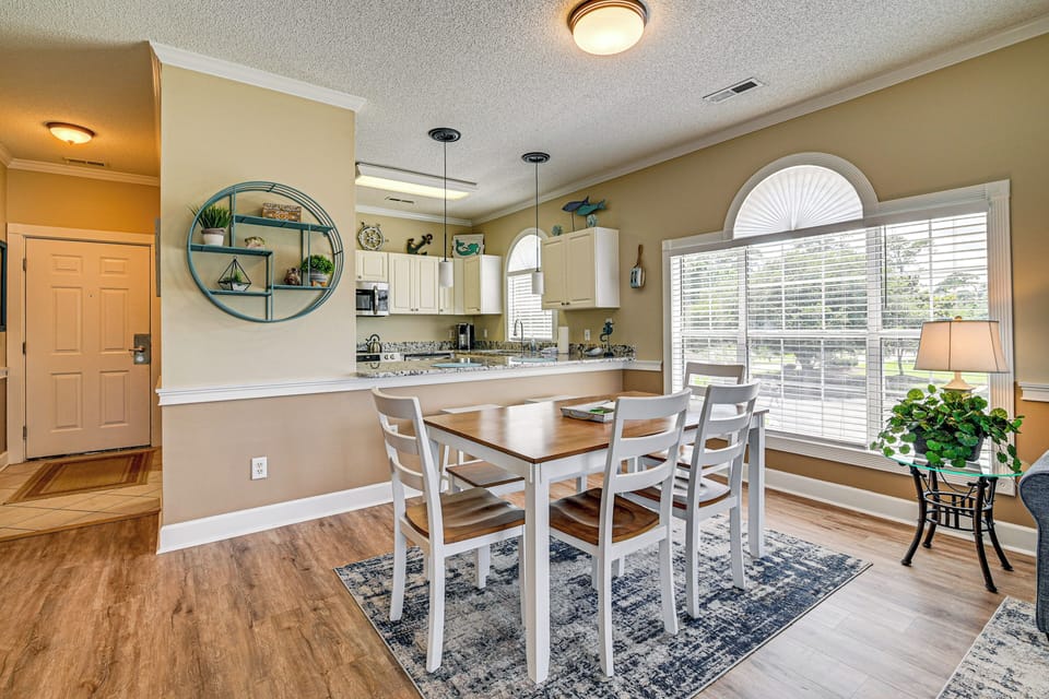 Dining Area | Dishes & Flatware Provided