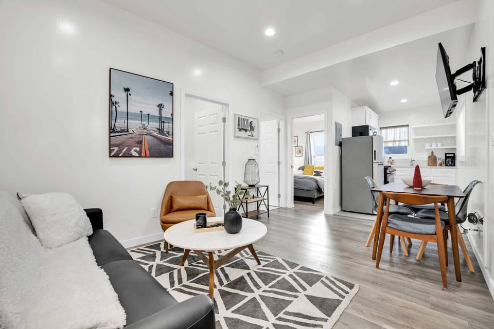 2 Bedroom 1 Bath Modern Apt