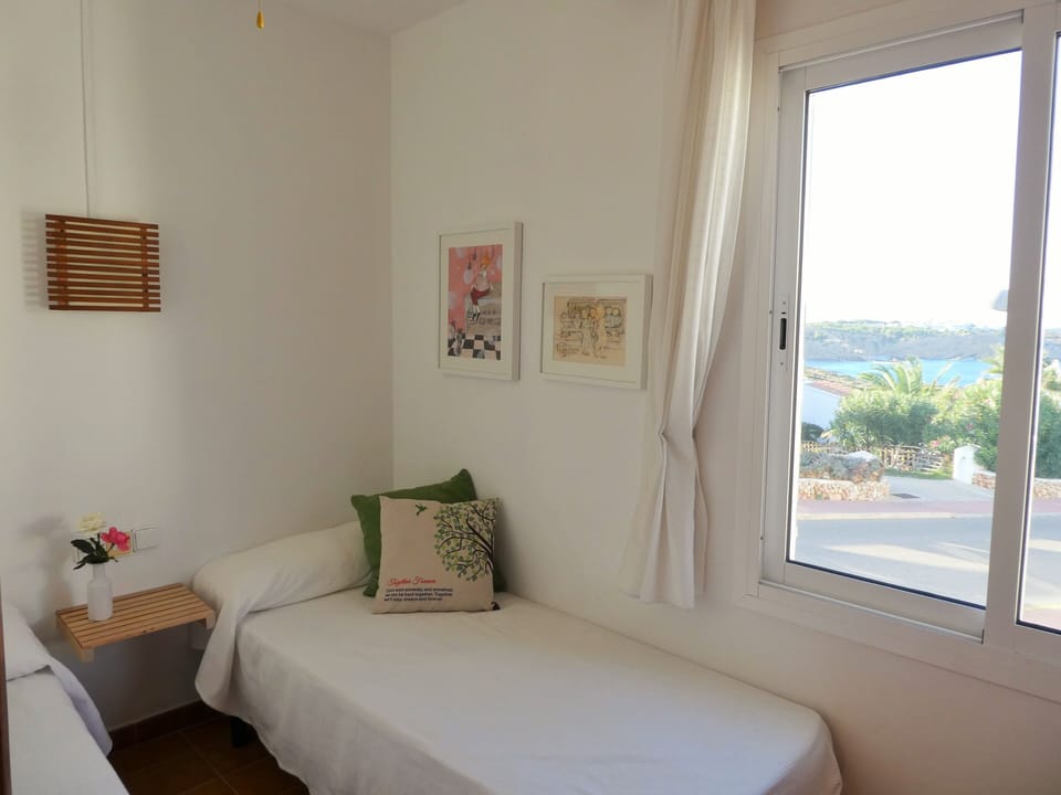 Twin bedroom with sea view