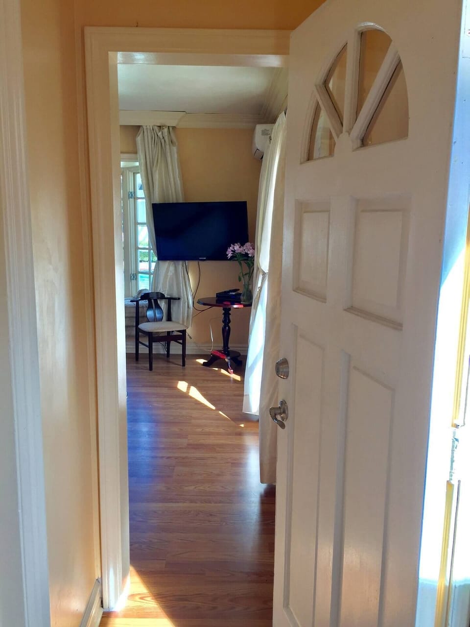 Private  self check in entry door to Studio.
Contactless entry.