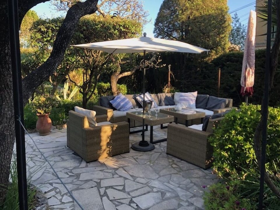 garden lounge area