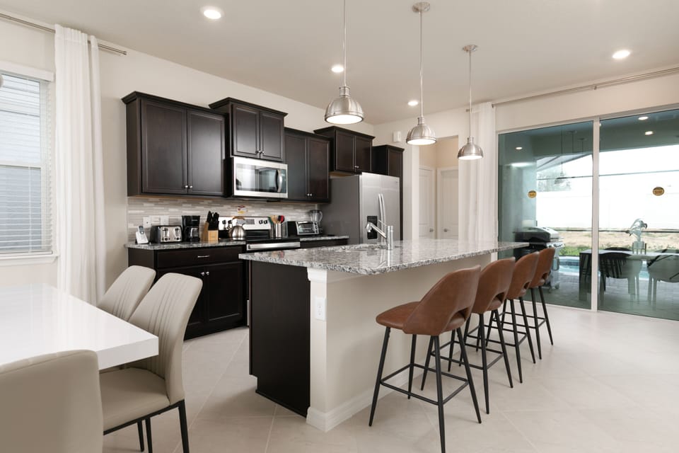 Modern and equipped kitchen, with island and space for 4 people.