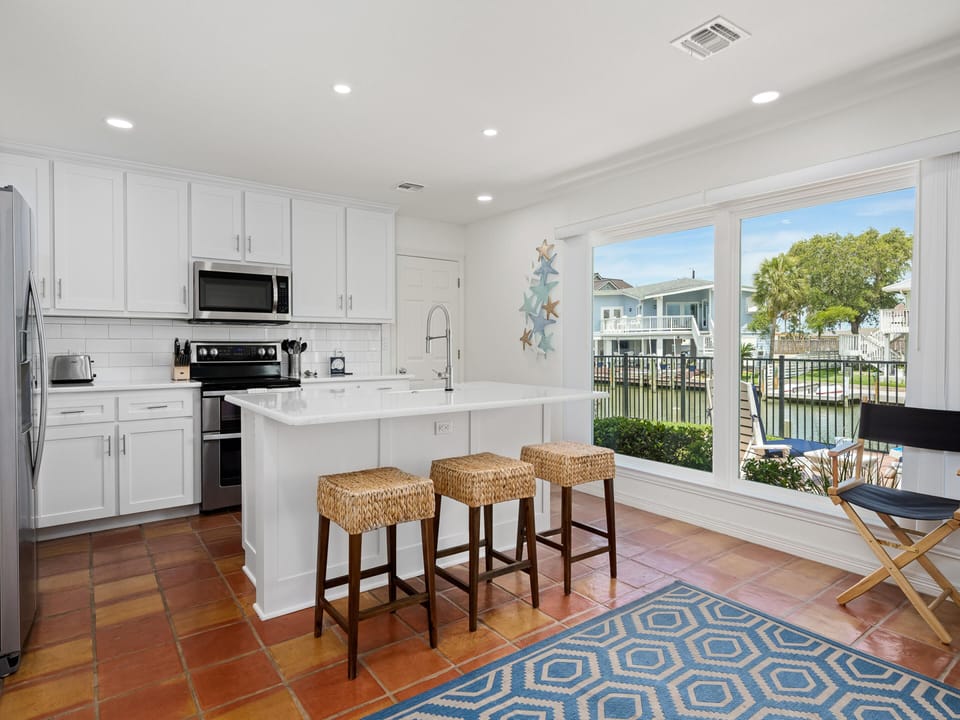 Kitchen - Countertop Seating for 3
