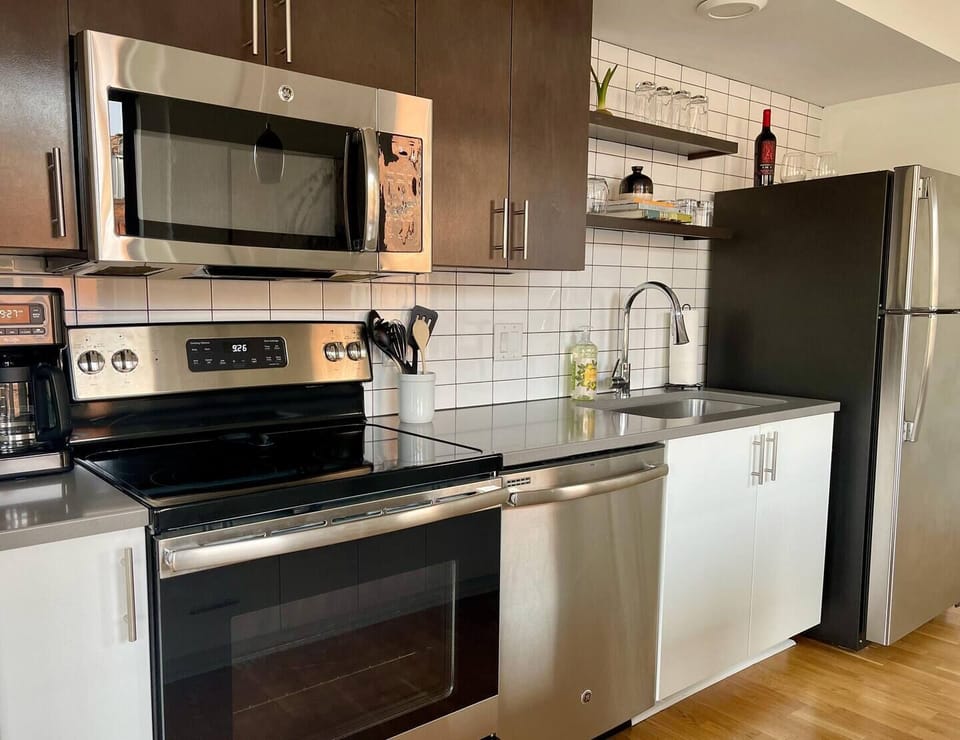 Full kitchen with stainless steel appliances throughout