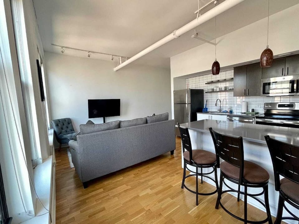 Full kitchen with eat-in kitchen