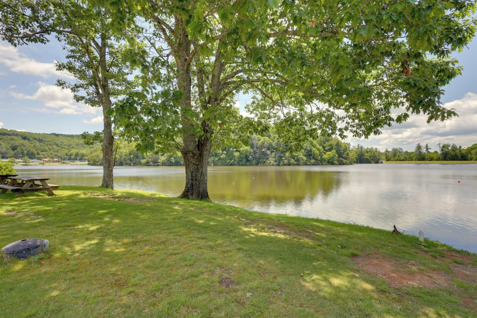 Linville Land Harbor Community Amenities | Lake Beach