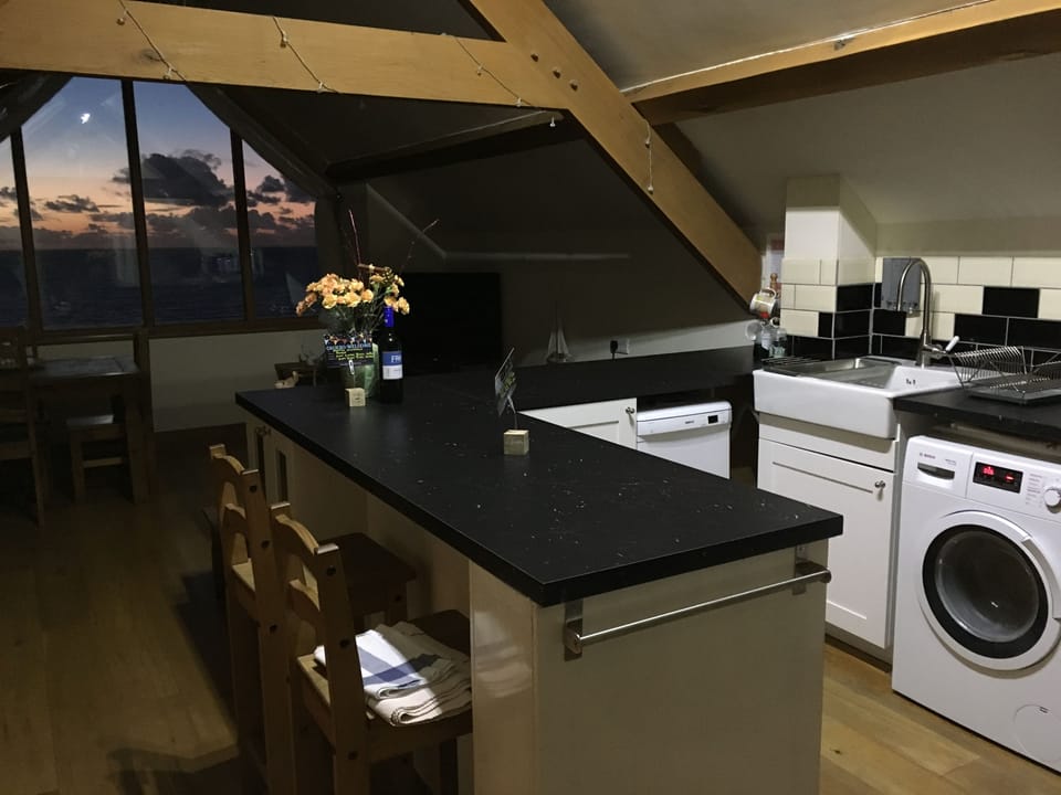 Kitchen and Breakfast bar