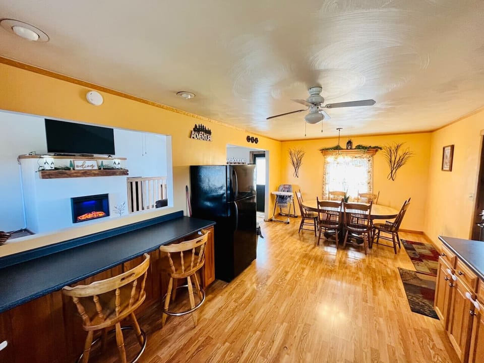 Dining table for 6 and breakfast bar with a view of the Livingroom.