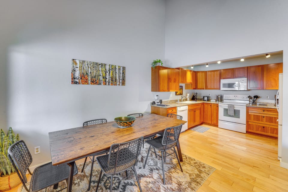 Dining Area | Dishware/Flatware Provided