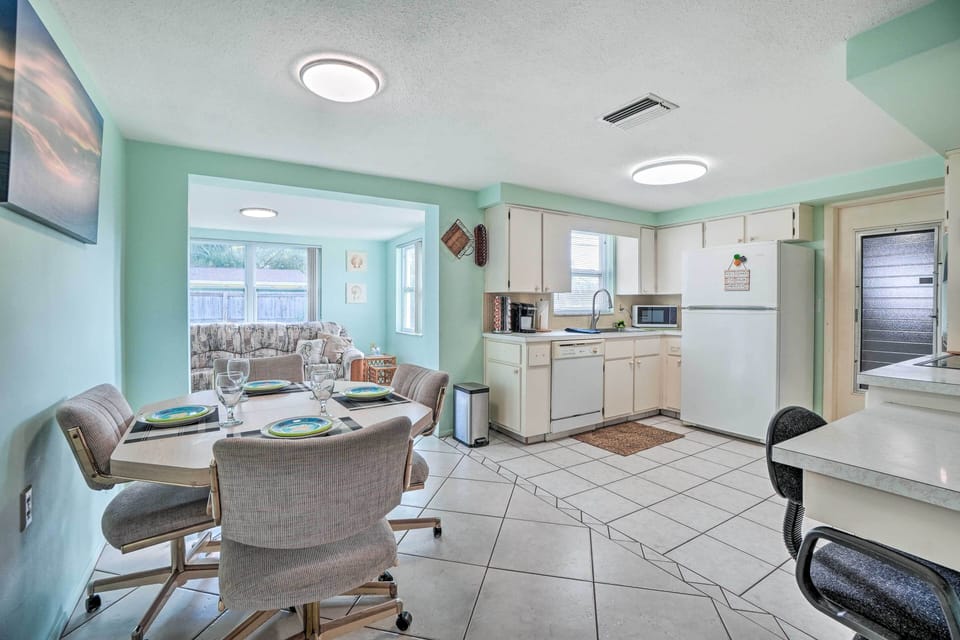 Holiday Vacation Rental | 2BR | 1BA | 1,056 Sq Ft | 1 Minor Step to Enter