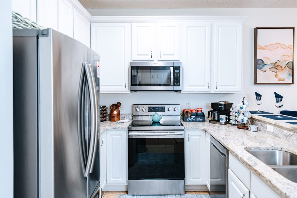 [Kitchen] With the beach conveniently located just a 3-minute walk from the home, run mome to the well equipped kitchen and grab a quick meal before heading back out to those blue waters!