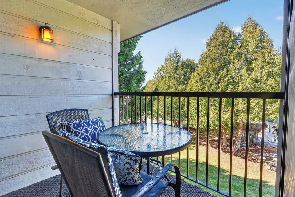 Condo sleeps 4 in Ephraim- Second story deck has seating for two