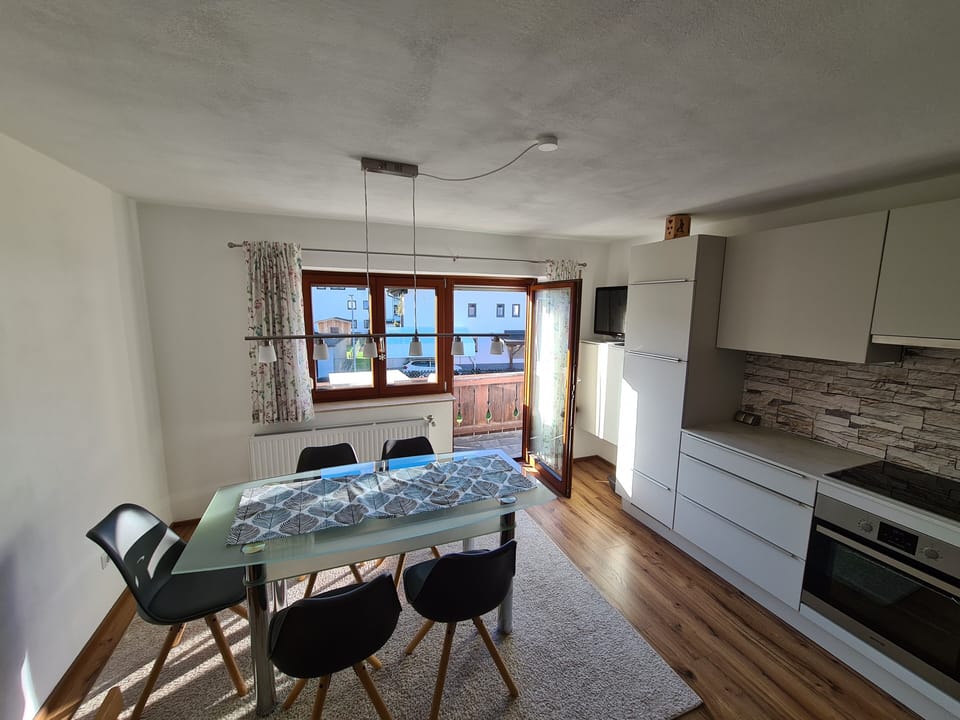 Küche mit Zugang zum Balkon